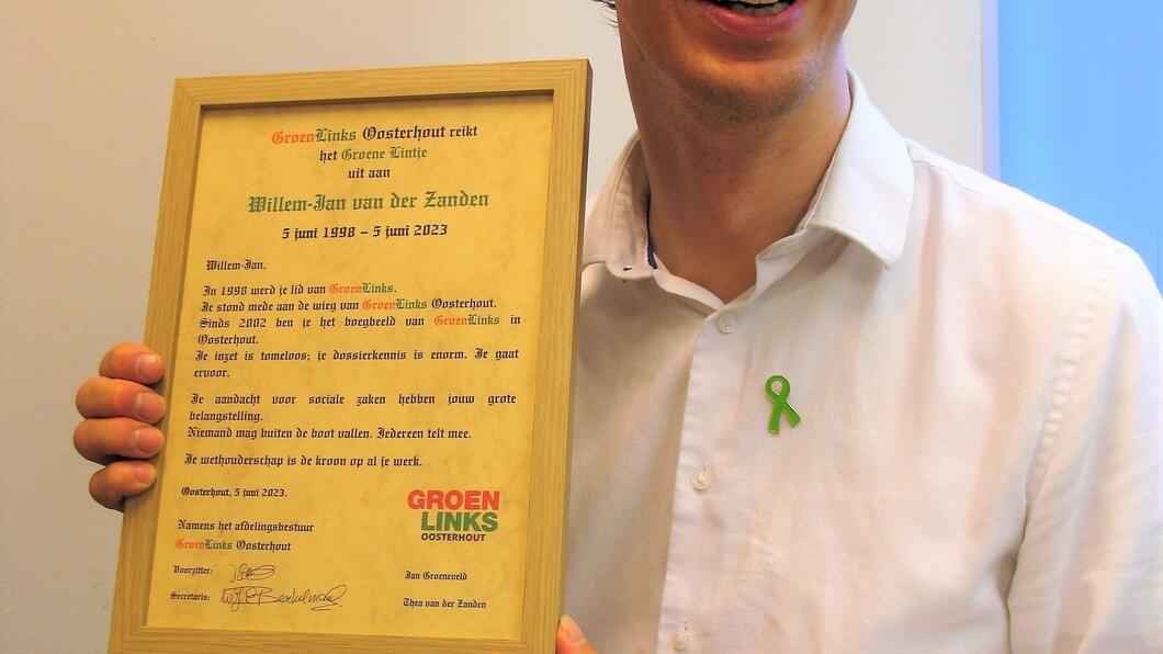 Willem-Jan van der Zanden met groene lintje en oorkonde